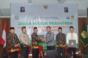 Jaksa Masuk Pesantren