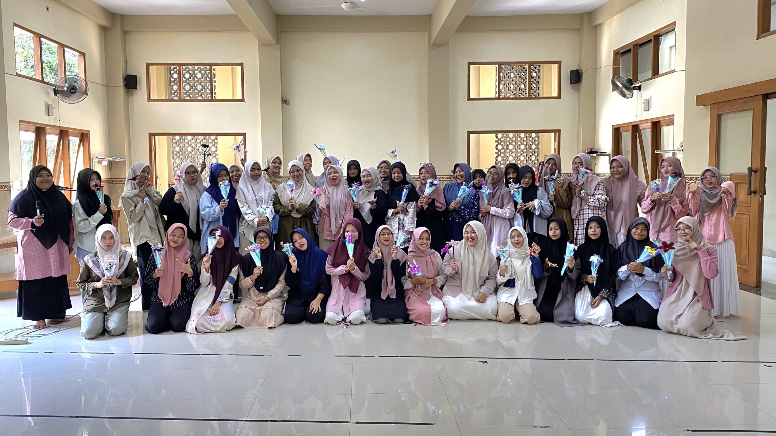 Remaja Putri PAC LDII Tamantirto Ikuti Pipe Cleaner Bouquet Workshop.