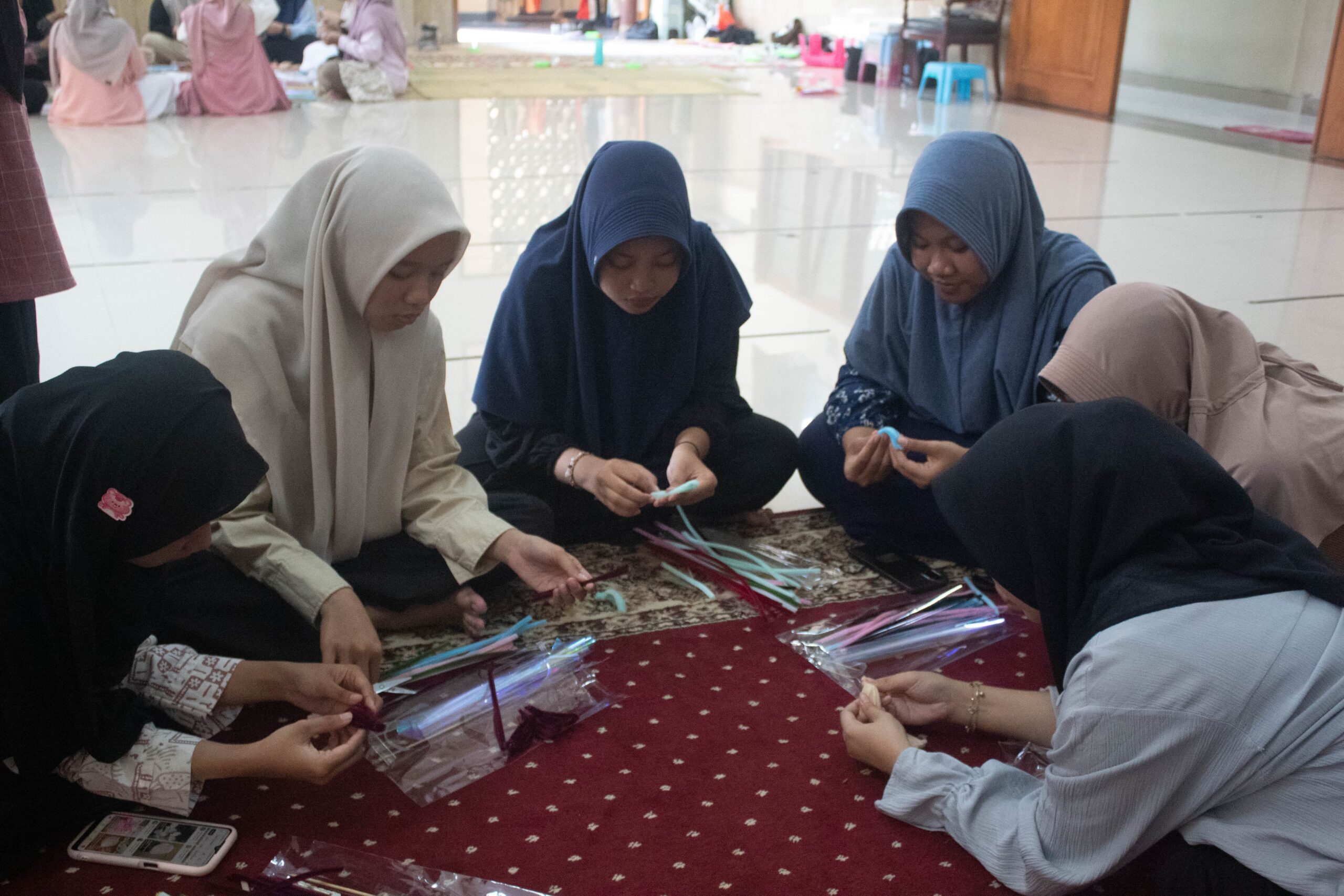 Peserta dibagi ke dalam beberapa kelompok dan langsung melakukan praktik.