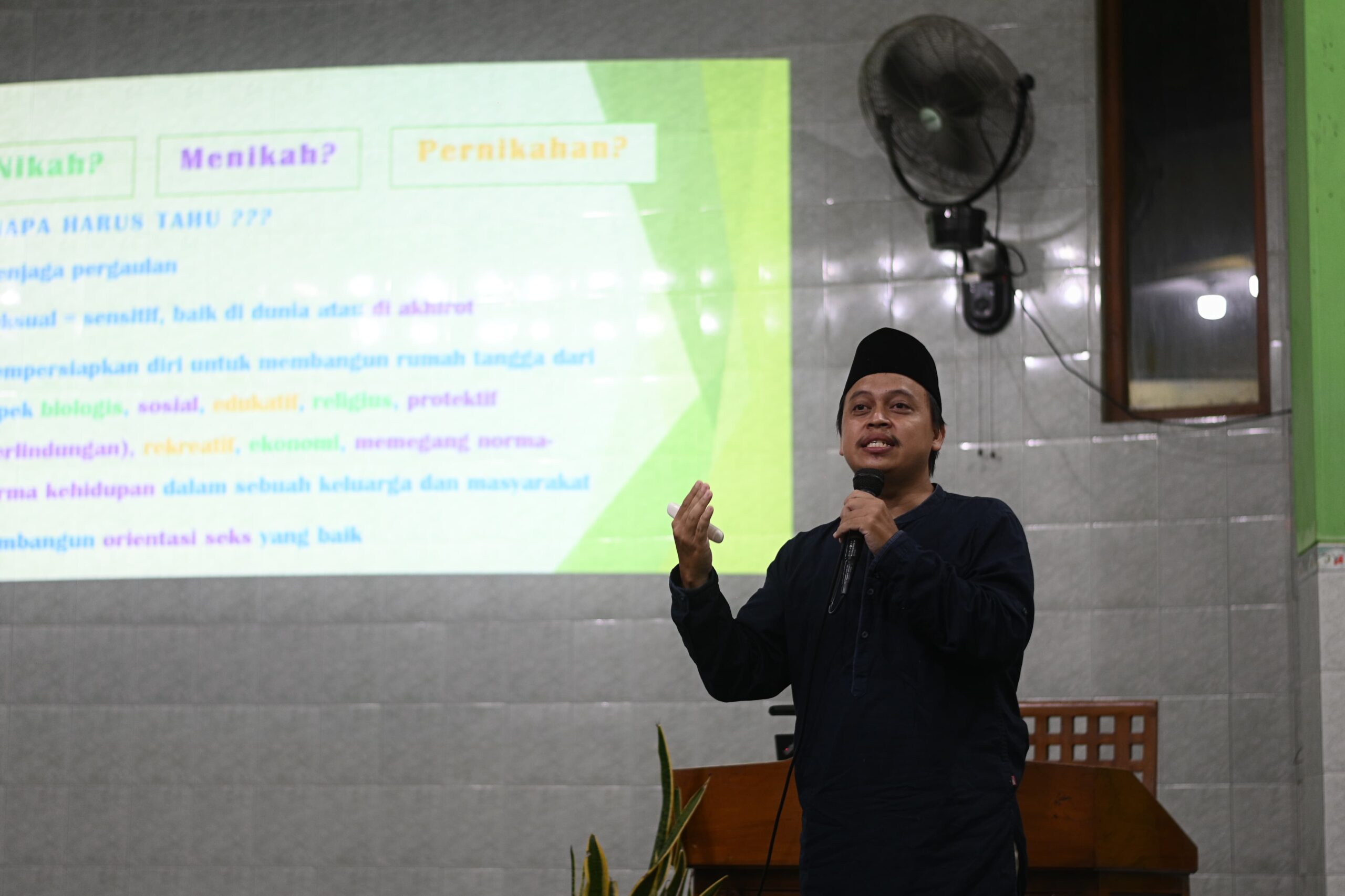 Pemaparan materi pentingnya komunikasi terbuka dan tahapan brainstorming pasangan.