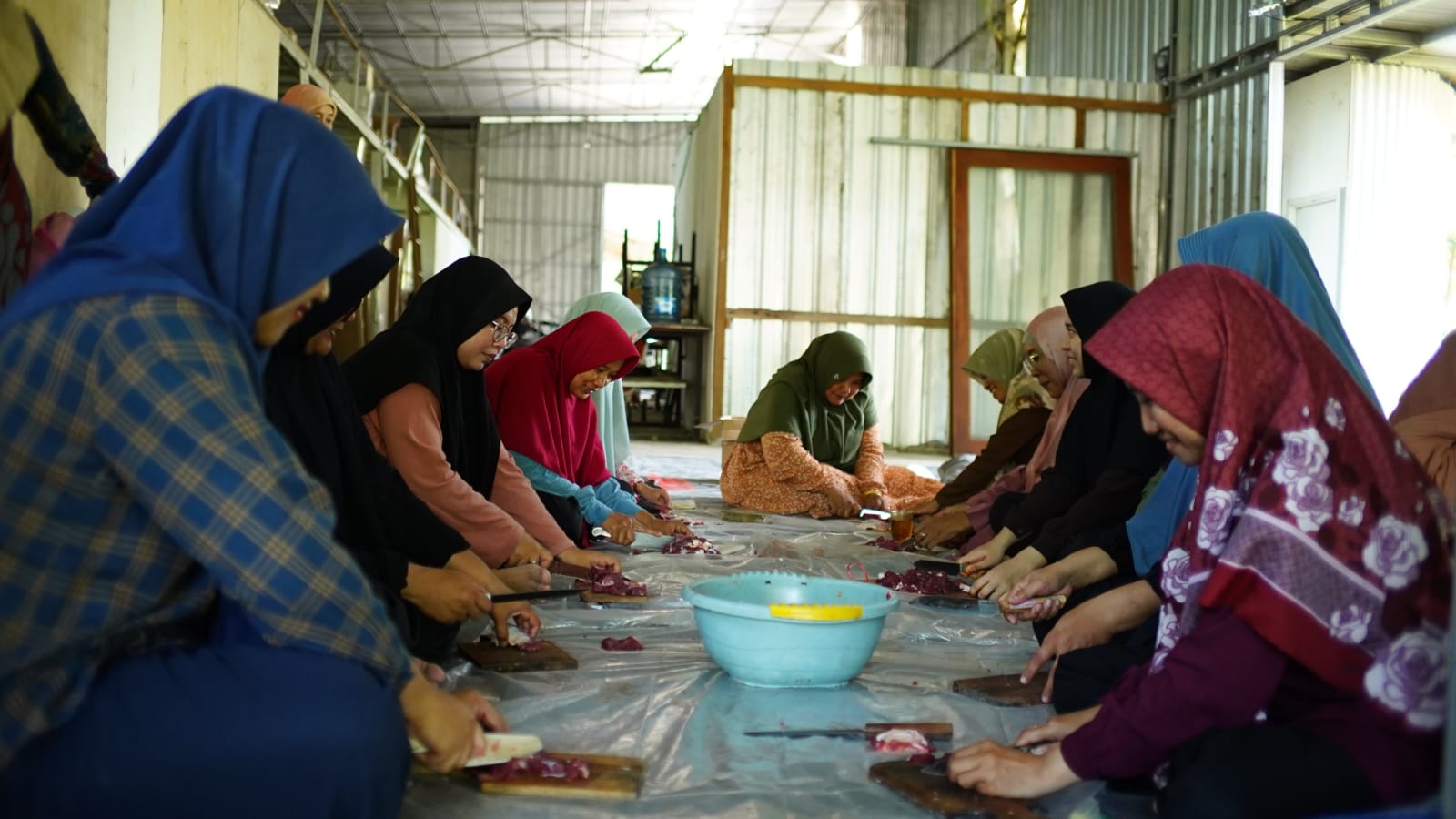 Ibu-ibu berkerjasama dalam mengolah sebagian daging qurban untuk konsumsi bersama.