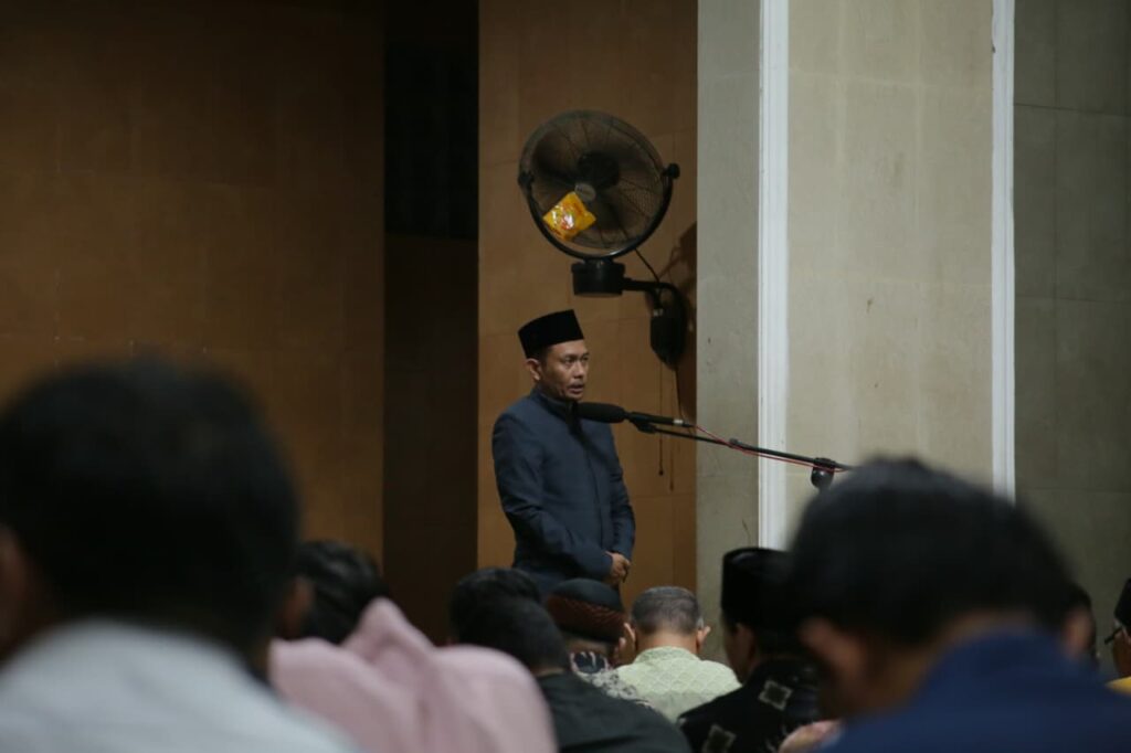 Ketua DPD Partai Golkar Kota Yogyakarta Muhammad Affan memberikan sambutan pada kegiatan tarawih di Masjid Baitussalam naungan LDII Kota Yogyakarta