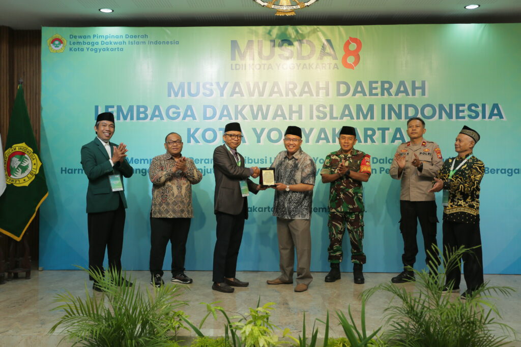 Ketua DPD LDII Yogyakarta Herman Suherman menyerahkan cinderamata kepada Sekretaris Daerah Kota Yogyakarta
