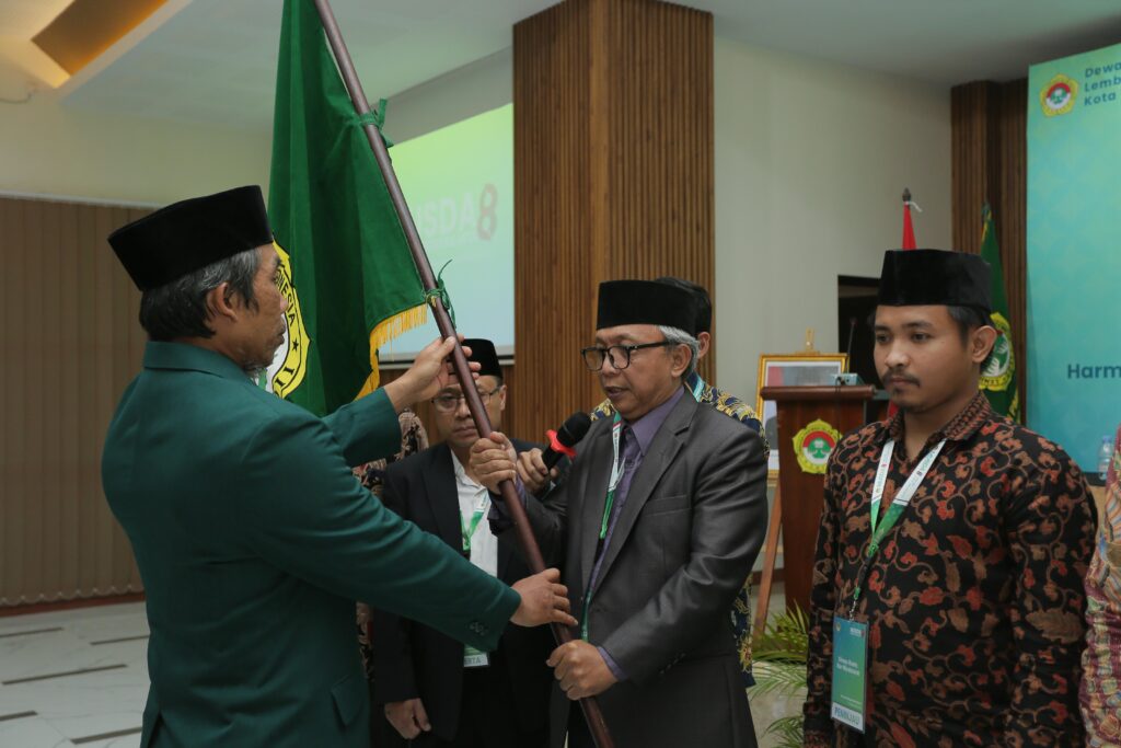 Atus Syahbudin menyerahkan Panji LDII kepada Herman Suherman Sebagai Ketua Terpilih untuk Masa Bakti 2026 - 2031