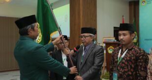 Atus Syahbudin menyerahkan Panji LDII kepada Herman Suherman Sebagai Ketua Terpilih untuk Masa Bakti 2026 - 2031